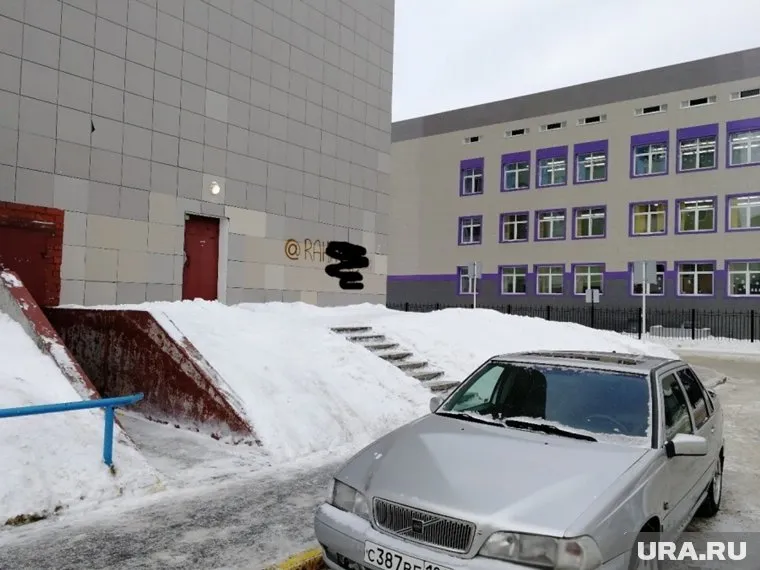 Реклама запрещенных веществ «смотрит» прямо в окна школы