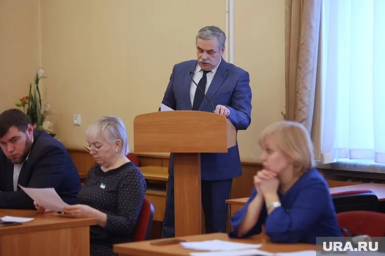 Директор департамента финансов Игорь Зворыгин (за трибуной) представил проект бюджета города на следующий год