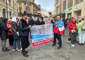 «Победа будет за нами»: граждане Молдовы в Москве голосуют за единство с Россией