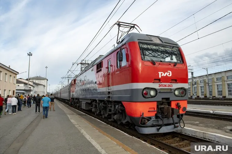 Молодого человека сбил поезд, когда он переходил железнодорожные пути