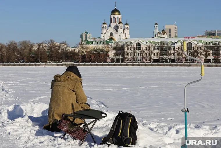 Рыбак ловил рыбу в морозы
