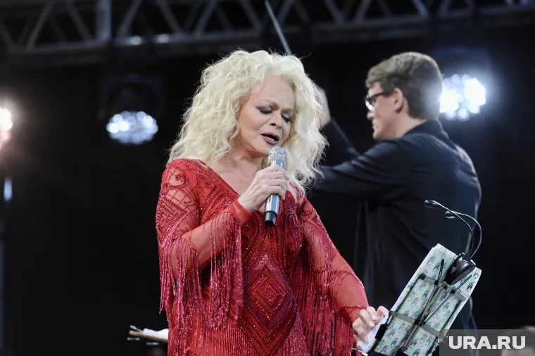 Фанаты приготовили для артистки красочные плакаты