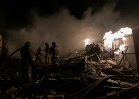 В Копейске продолжают искать 11 пропавших при взрыве на заводе: что известно к этому часу