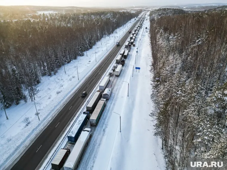 На Ново-Московском тракте третий день водители фур стоят в пробке