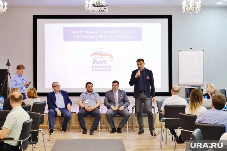 Врип главы Кургана Антон Науменко (в сером костюме) пришел на обучение единороссов