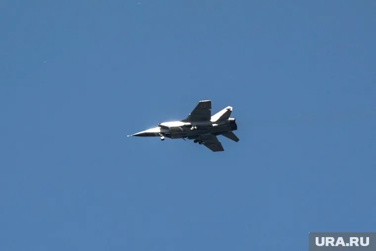 МИГ-31 не дал американскому самолету нарушить государственную границу, сообщили в Минобороны РФ