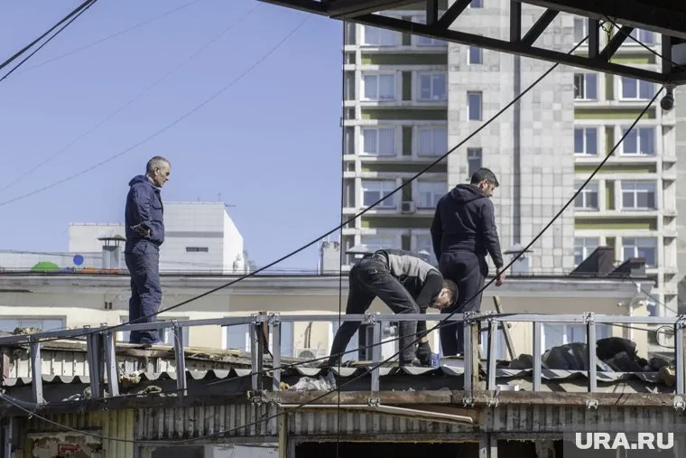 Рабочие разбирают конструкции торговых объектов