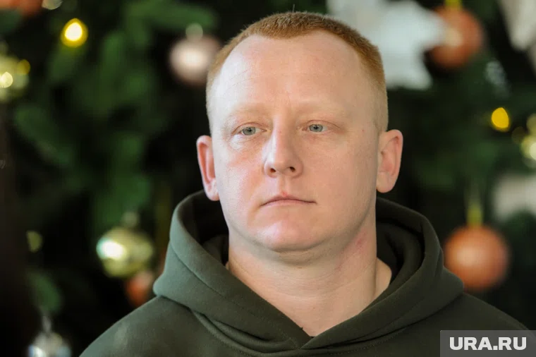 Депутат Барбашин подарил билеты на хоккей семьям участников СВО 