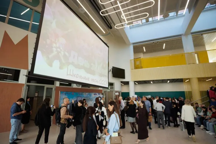 Россия. Екатеринбург. Торжественная линейка, посвященная Дню знаний (1 сентября) в Губернаторском лицее.