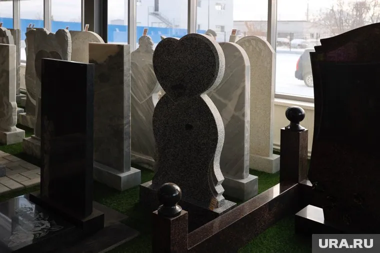 Учителя получили сертификаты на надгробия от профсоюза