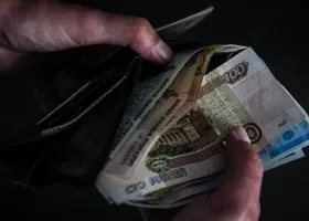 В Совфеде призвали носить наличку на случай перебоев связи