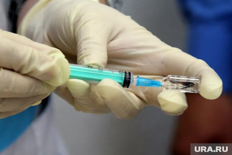 Из-за количества контактов прививка от COVID для врачей — вопрос социальной ответственности