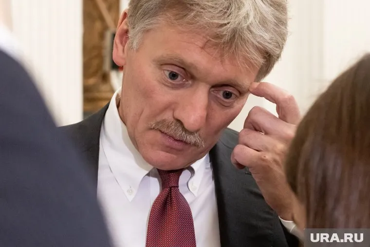 По словам Дмитрия Пескова, проблемы с выплатами будут решаться