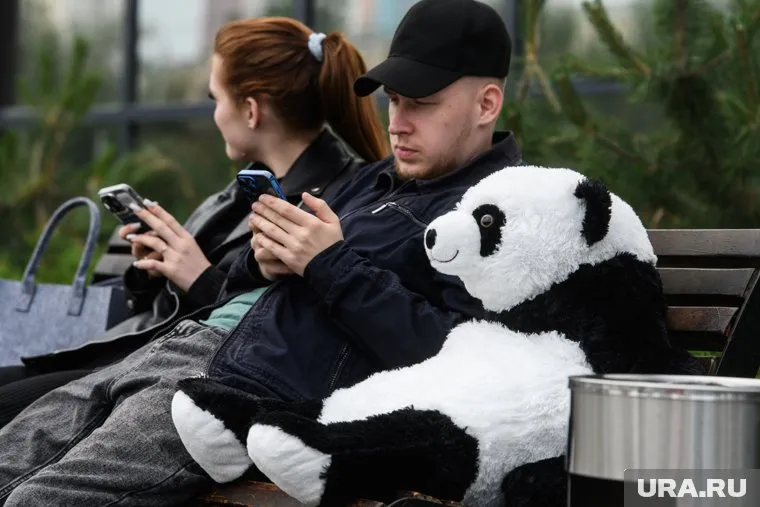 Мужчины активнее начинают диалог с ИИ, а женщины дольше задерживаются в чатах