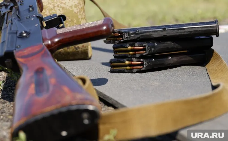 В курганском суде сотрудники учились разбирать автомат