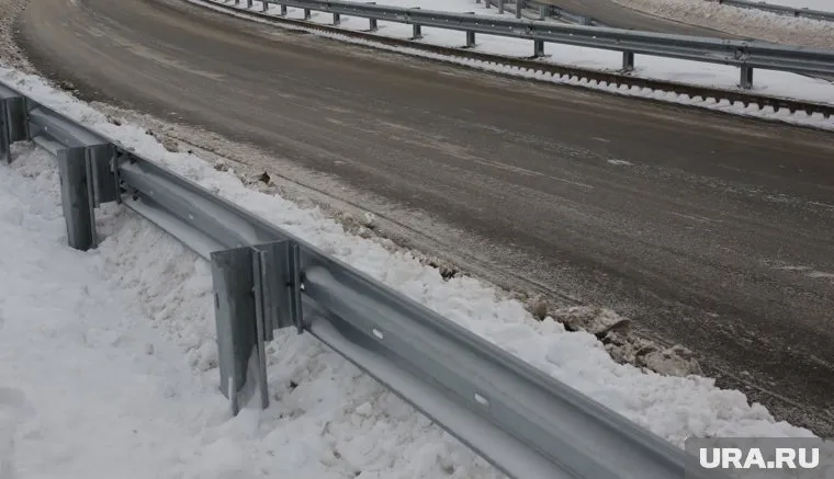 На курганской трассе машина въехала в отбойник