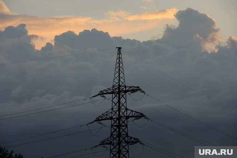 Молния попала в линию электропередач и обесточила три населенных пункта в Тюменской области