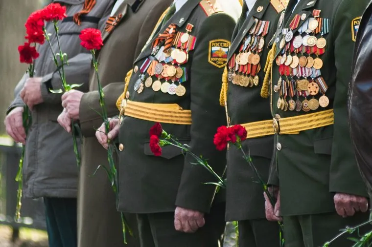 Возложение цветов к памятнику Георгию Жукову у штаба Центрального военного округа. Екатеринбург