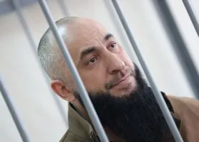 В Екатеринбурге арестовали хама на Mercedes, который вырубил курьера на улице