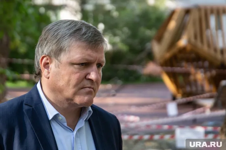 По словам Алексея Бубнова, плиты в сквере разрушила спецтехника