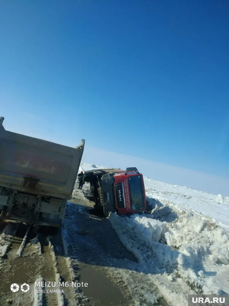 На дороге под Новым Портом опрокидываются грузовики
