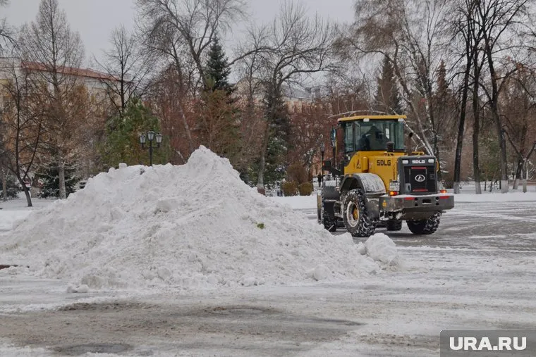 Днем работа по уборке снега в Челябинске продолжилась