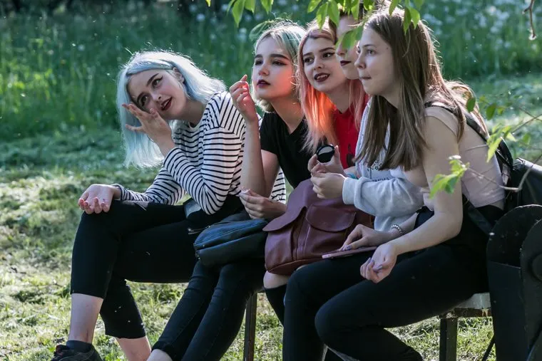Жители города. Курган, молодежь, подростки, девушки, крашеные волосы, мальвины