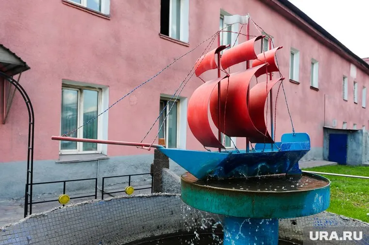 Пользователи соцсетей придумывают названия для «бюджетного» варианта «Алых парусов»