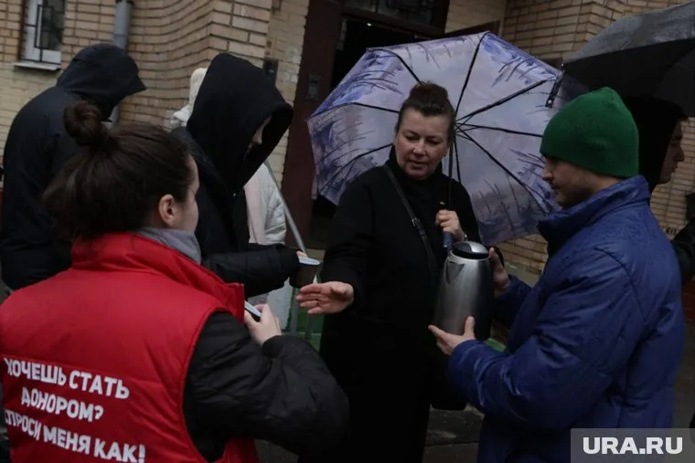 Пришедших людей угощали горячим чаем