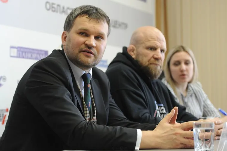 Пресс-конференция Джеффа Монсона на шестой день после операции по замене тазобедренного сустава в одной из больниц Миасса. Челябинск