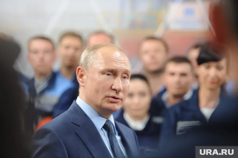 По мнению политолога, Владимир Путин мог бы списать россиянам долги перед МФО