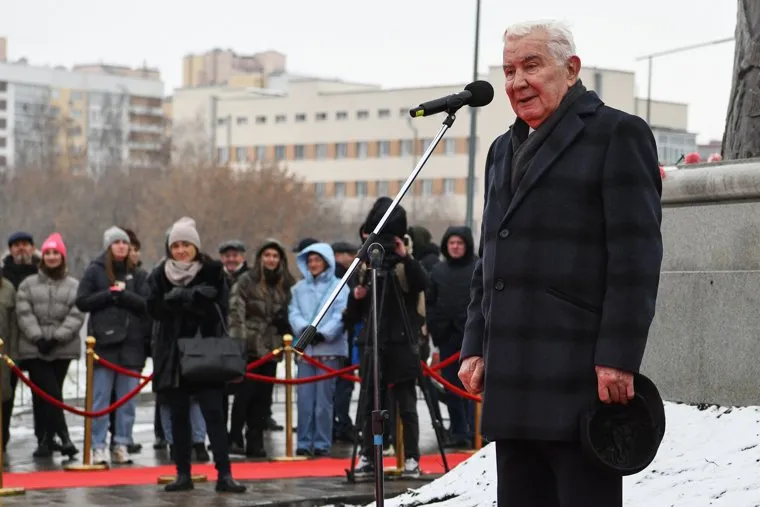 Открытие скульптуры Эпоха у Екатеринбург-Арены. Екатеринбург