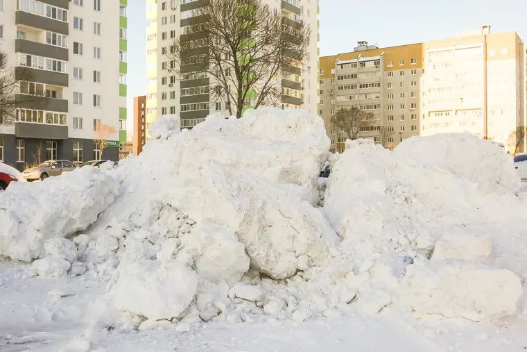 Снег во дворах. Тюмень