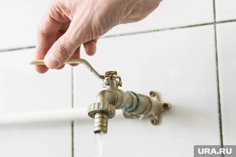 Жители Нижнего Тагила уже в шутку называют воду из крана — кока-колой и нефтью