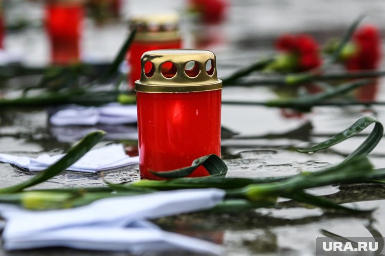 Ревдинцы несут цветы и игрушки к месту, где насмерть сбили детей: онлайн-трансляция