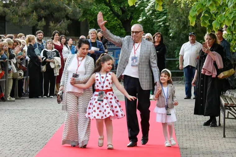 Сейчас все уже позади, с девочками хорошая и добрая няня