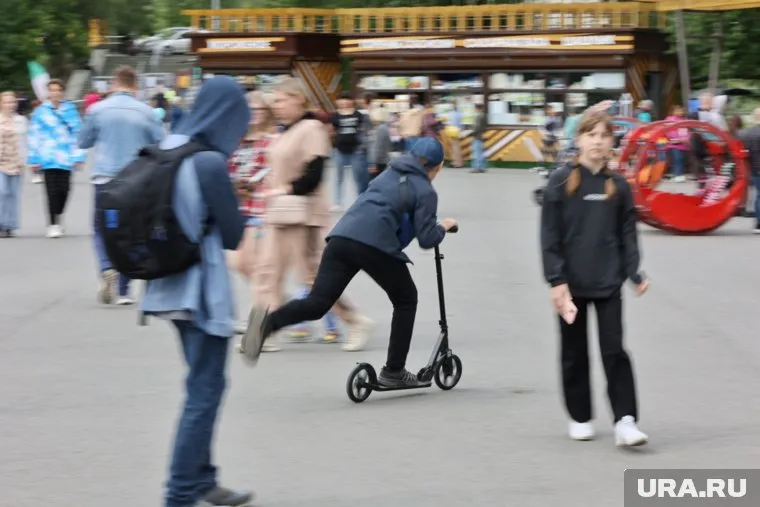 В ЦПКиО Кургана самокатчики цепляются за аттракционы и пугают детей