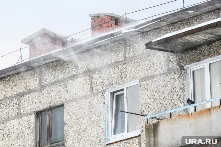 Часть фасада дома рухнула из-за ветра в Лабытнанги