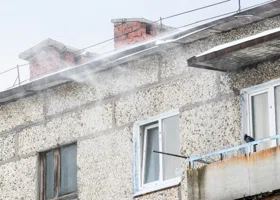 В Лабытнанги ветром сдуло фасад дома