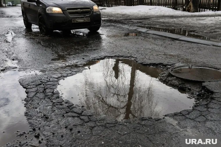 Жители ждут ремонта проезда между садом №142 и школой №56 (архивное фото)