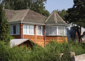 Дом с бобрами и спа с бассейном: топ-5 дорогих коттеджей, от которых курганцы избавляются