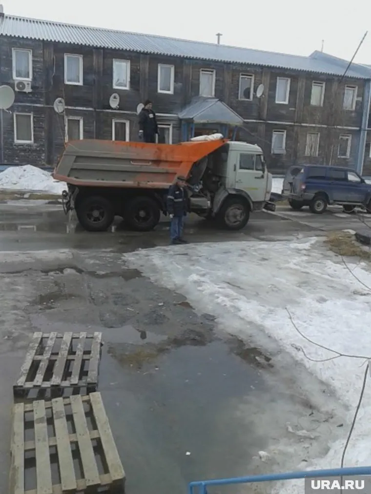 Коммунальщики уже неделю откачивают нечистоты, но пока безуспешно