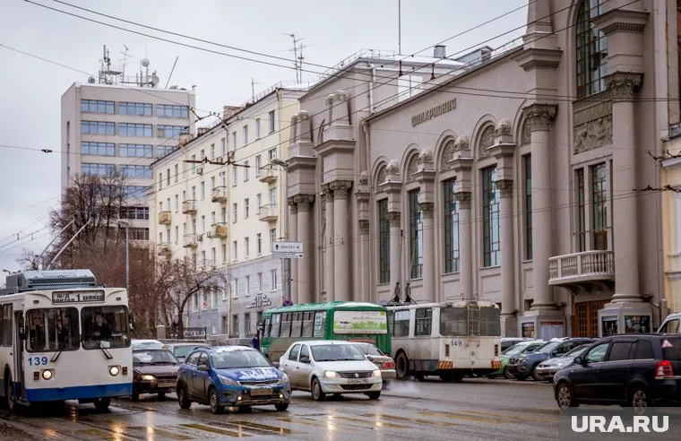Последняя жительница дома до сих пор выдерживает осаду филармонии