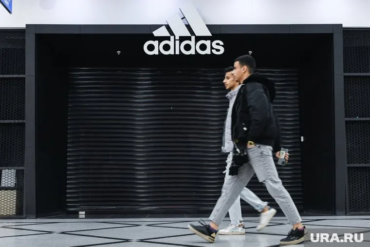 Adidas может передать бизнес в России другим инвесторам