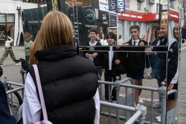 Школьники и студенты на городских улицах в День знаний. Екатеринбург 