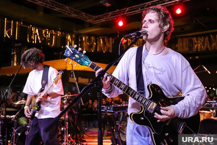 Коллектив исполняет инди-рок