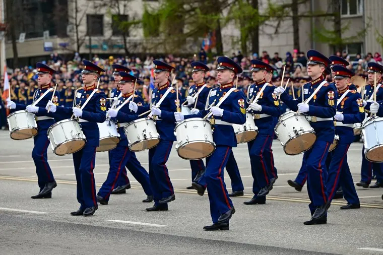 Торжественное прохождение войск Пермского гарнизона и военной техники на Октябрьской площади. Пермь