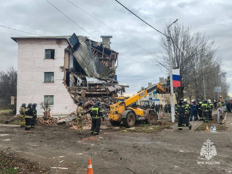 Спасатели вытащили человека из-под завалов после взрыва газа в Тульской области