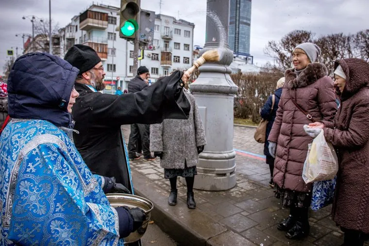 Крестный ход в День народного единства. Екатеринбург, окропление святой водой