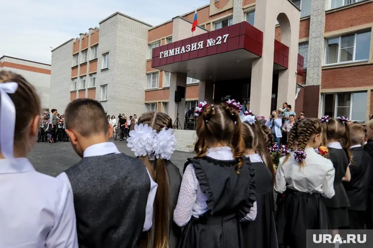 По словам родителей, детям приходится стоять в холодную погоду возле школ из-за коронавирусных ограничений (архивное фото)